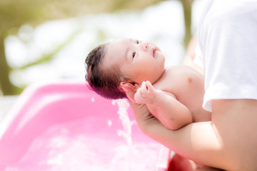 Tắm cho trẻ sơ sinh